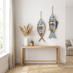 To fine fiksebein laget av tre på en fin vegg i en stue. 