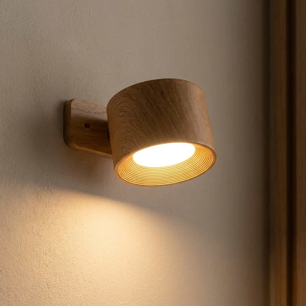 Unik liten vegglampe i tre som kan festes på veggen med en fjernkontroll på en vegg.