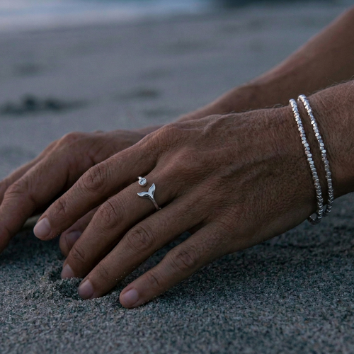 Dobble armbånd på modell i sterling sølv ved stranden. 