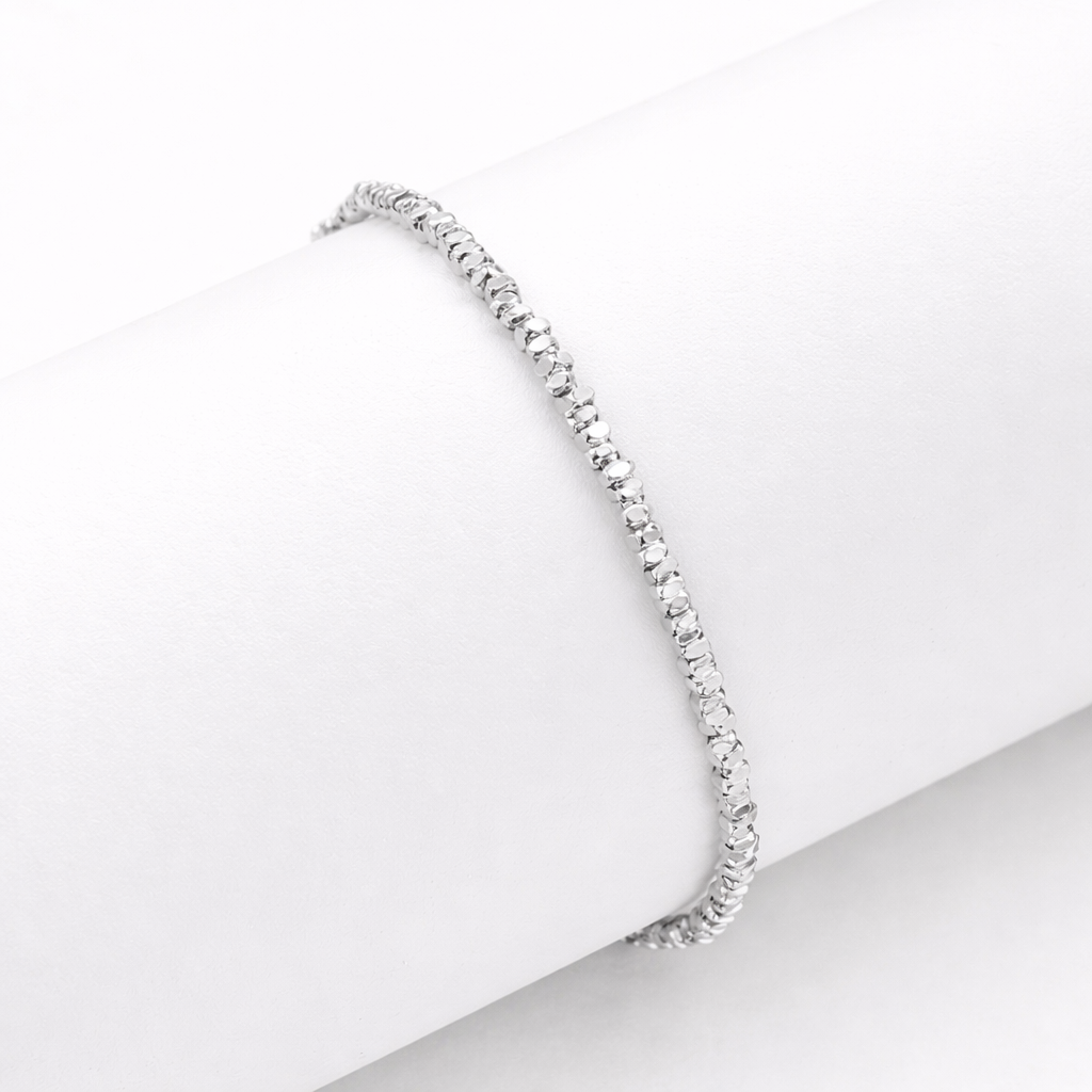 Armbånd i sterling sølv på display i et studio. 