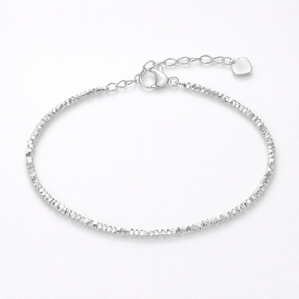 Enkelt sterling sølv armbpnd med små stener i et studio. 