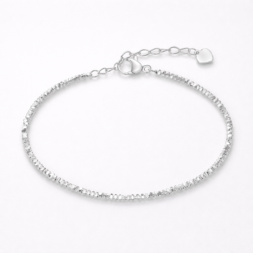 Enkelt sterling sølv armbpnd med små stener i et studio. 