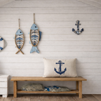 En fin liten båtanker figur på en fin vegg i et båthus. 