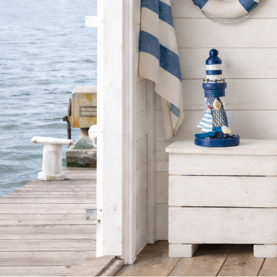 Søt liten fyrtårn siluett i et båthus. 