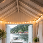 Lyslenke i båthus i norskt sommerhytte. 