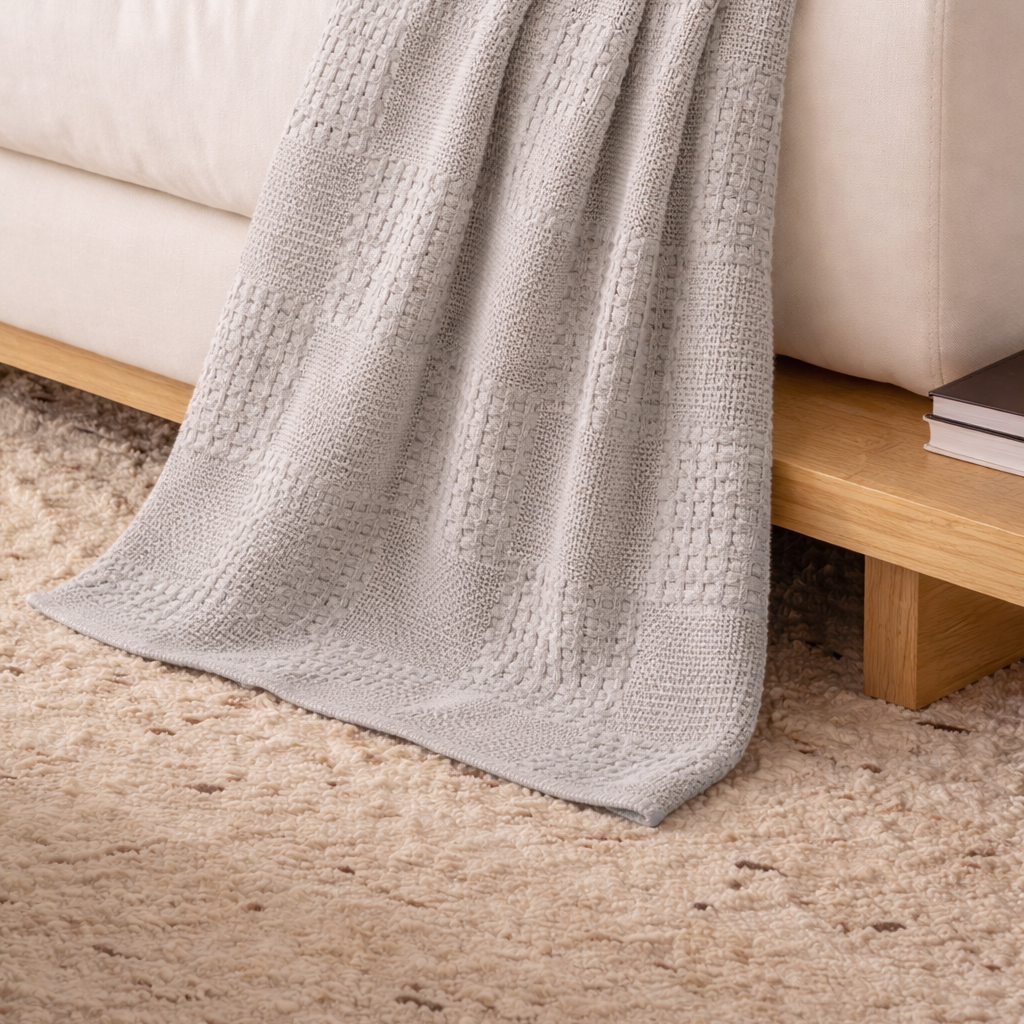 Grått pledd fra en sofa i nydelig cotton. 