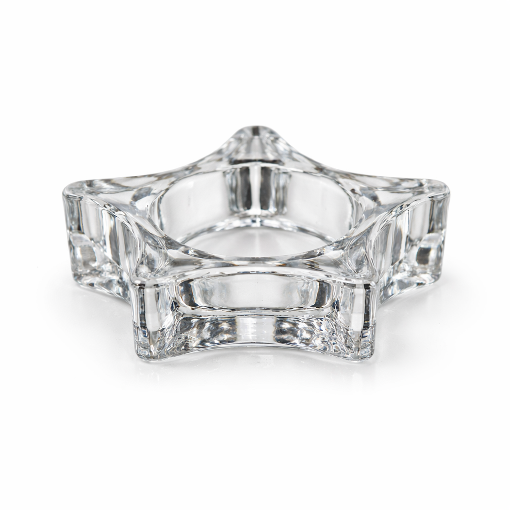 Stjerne formet lysholder i et hvitt studio.