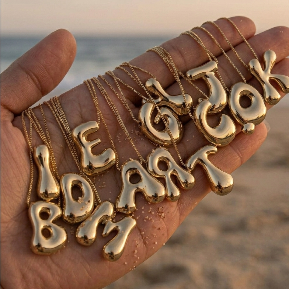 Bostavsmykker på stranda. 