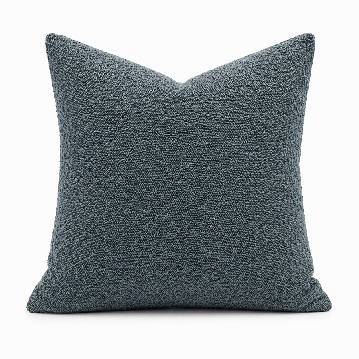 Blågrå putetrekk i bouclé  design i et hvitt studio. 