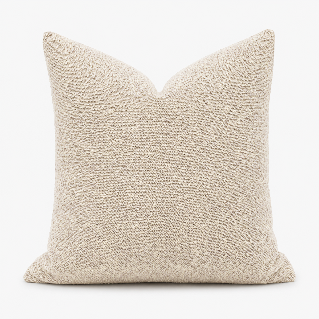 Ivory bouclé putetrekk i et hvitt studio. 