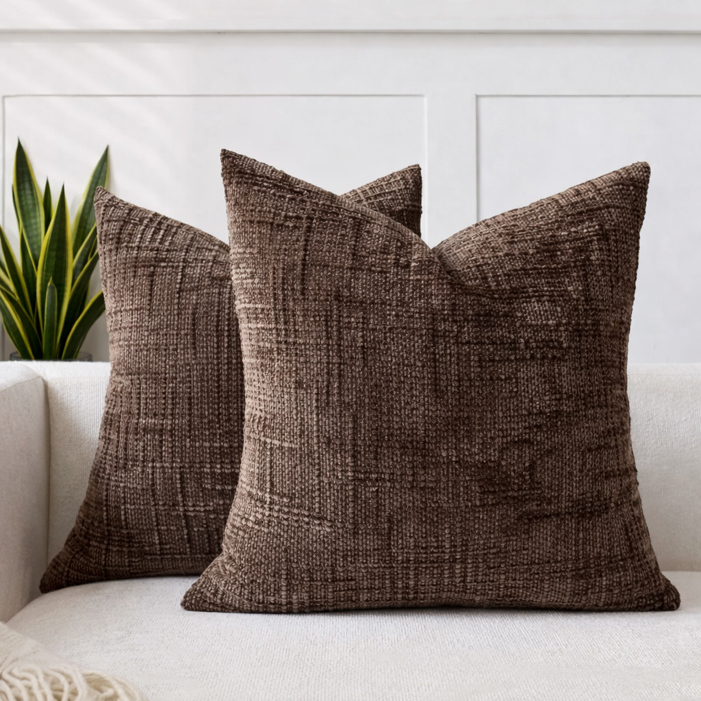 To fine brune teksturerte putetrekk i sofa