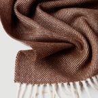Chocolate ullpledd med herringbone eller fiskebensmønster. 