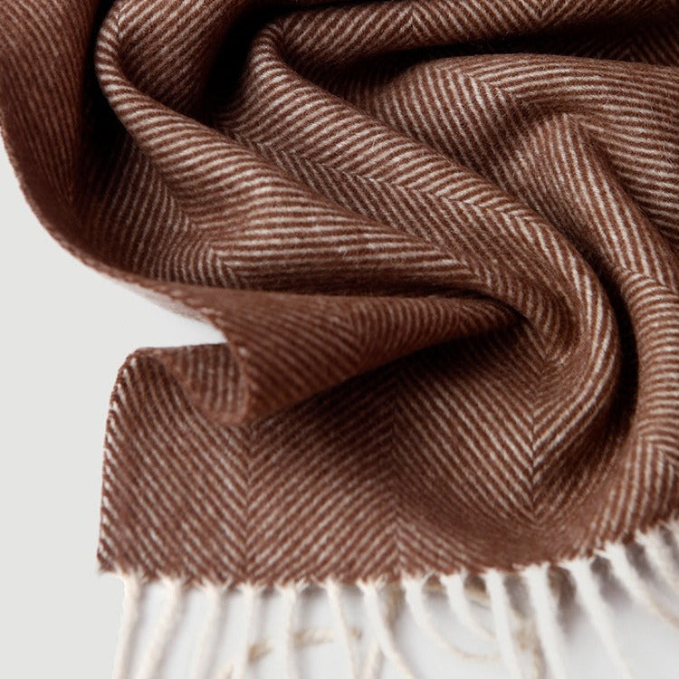 Chocolate ullpledd med herringbone eller fiskebensmønster. 