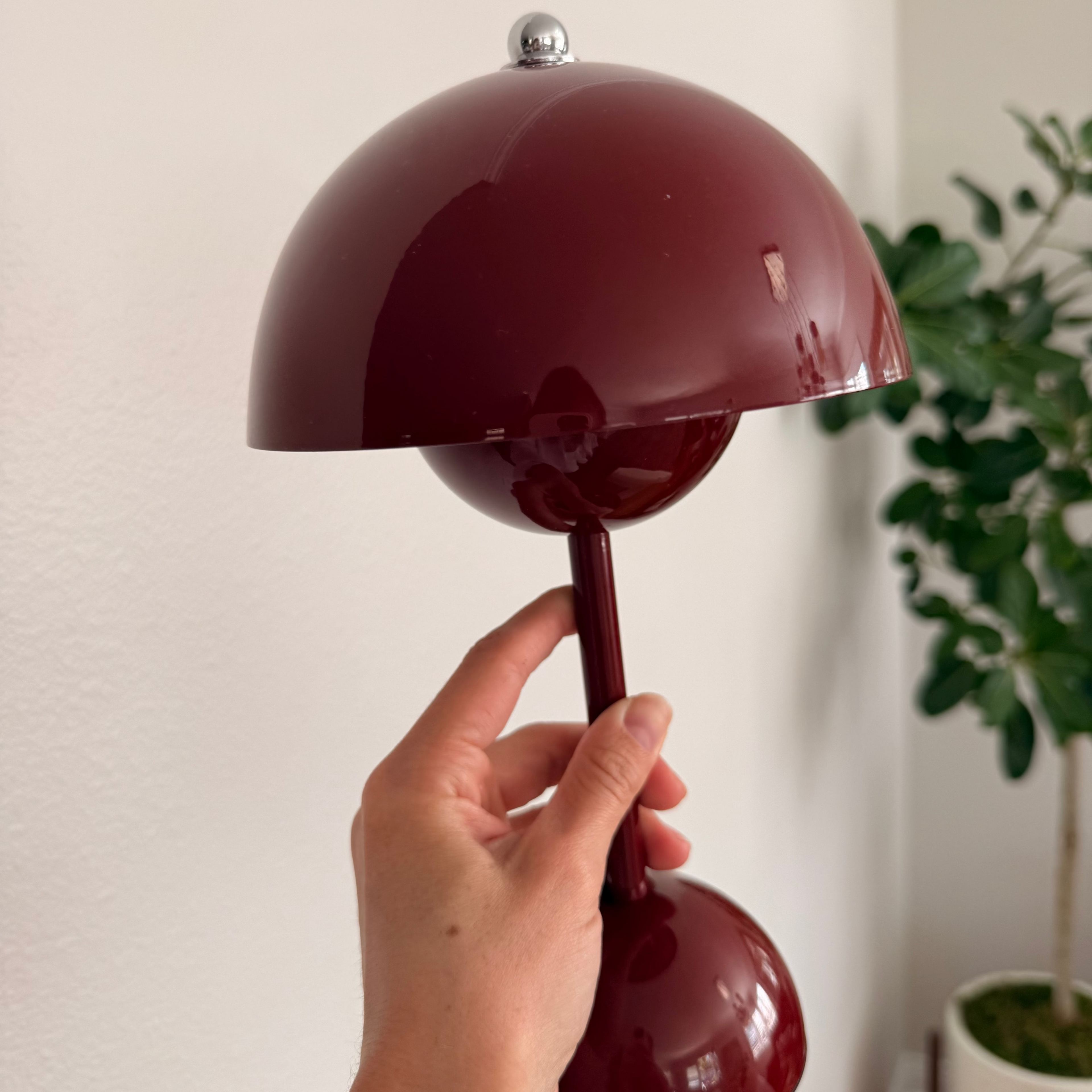 burgunder sopp mini led lampe som en hånd holder. 