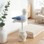 Liten fugle statue fin til sommeren i et fin stue.