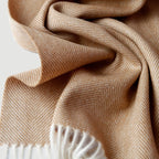 Caramel ullpledd i cashmere og lamme ulle i et studio med fine herringbone mnster. 
