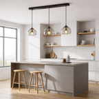 Trippel taklampe på et moderne kjøkken.