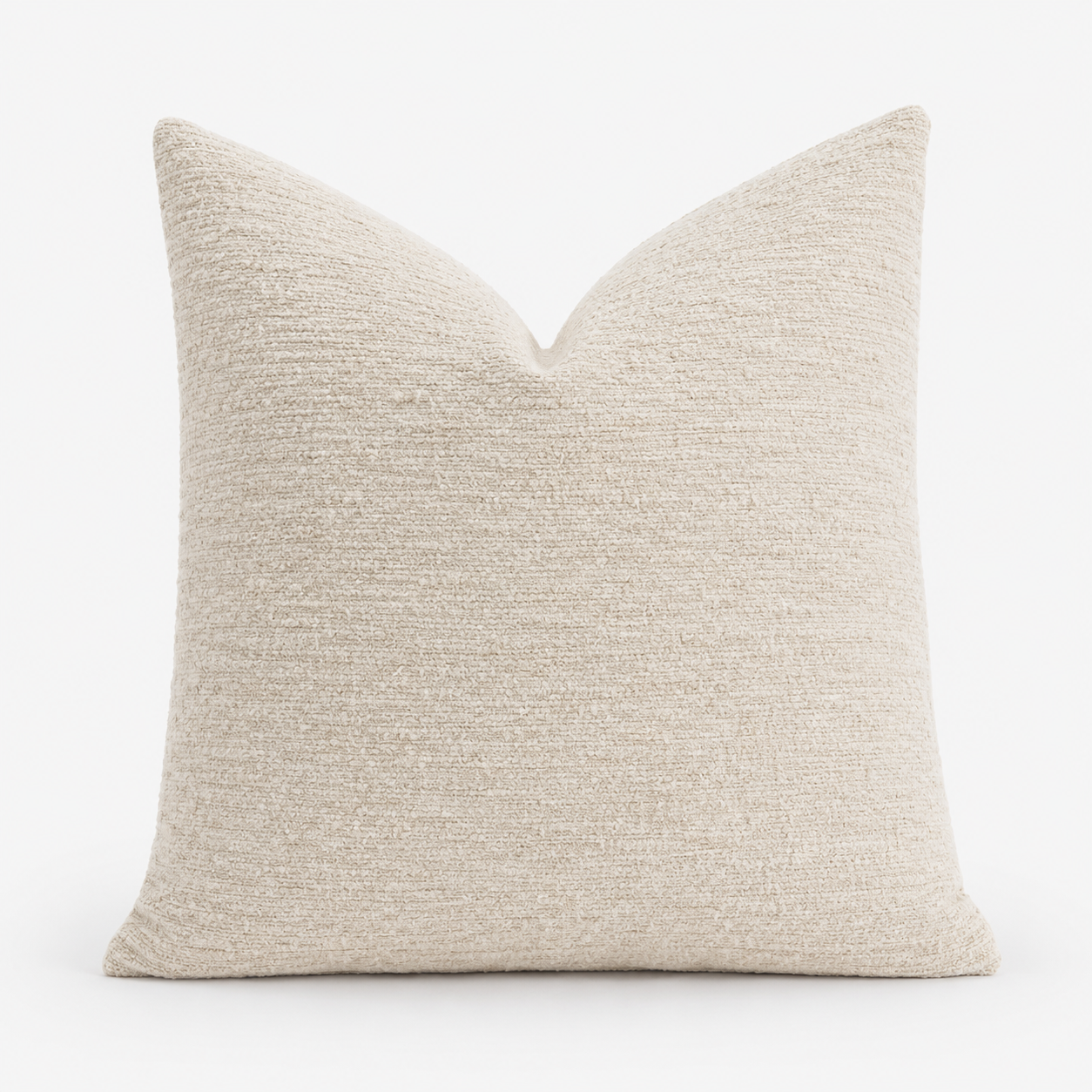 Hvitt teksturert chenille putetrekk i et hvitt studio. 