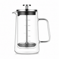 Glass cofeee french press i et hvitt studio.