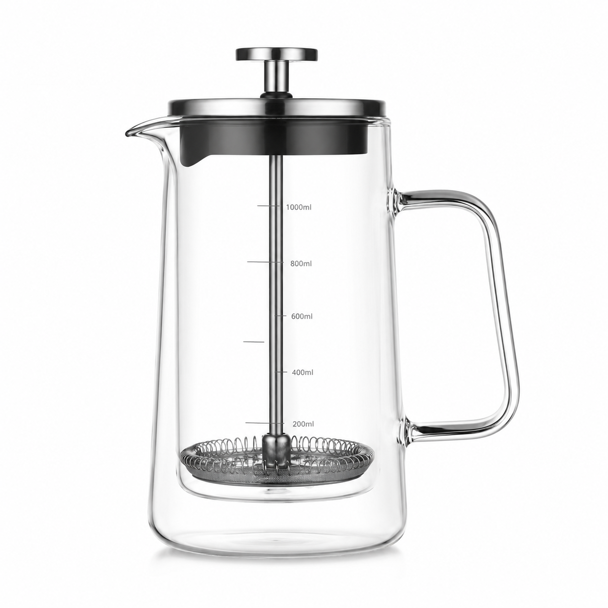 Glass cofeee french press i et hvitt studio.