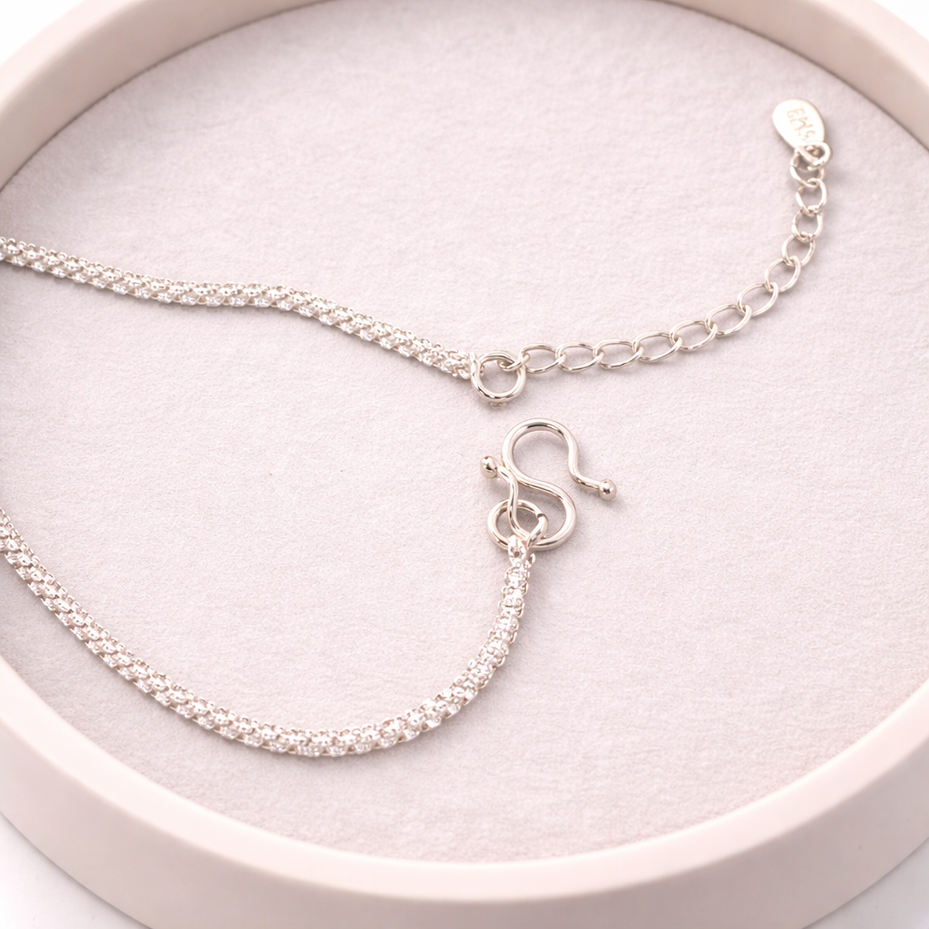 Detaljer av sølvsmykker i studio. 