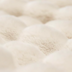 Fluffy hvitt pledd detaljer