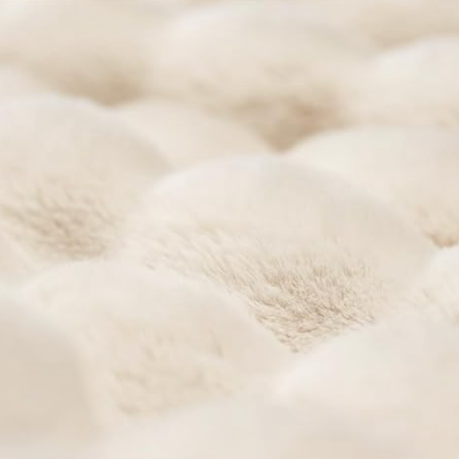 Fluffy hvitt pledd detaljer