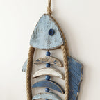 Detaljer på siden av den fine fisken som henger på en vegg. 