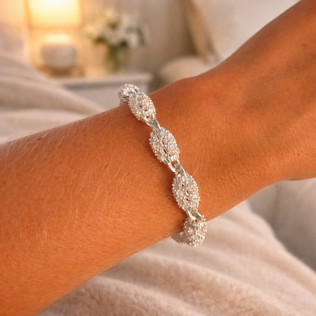 Sterling silver armbånd på hånd med detaljer. 