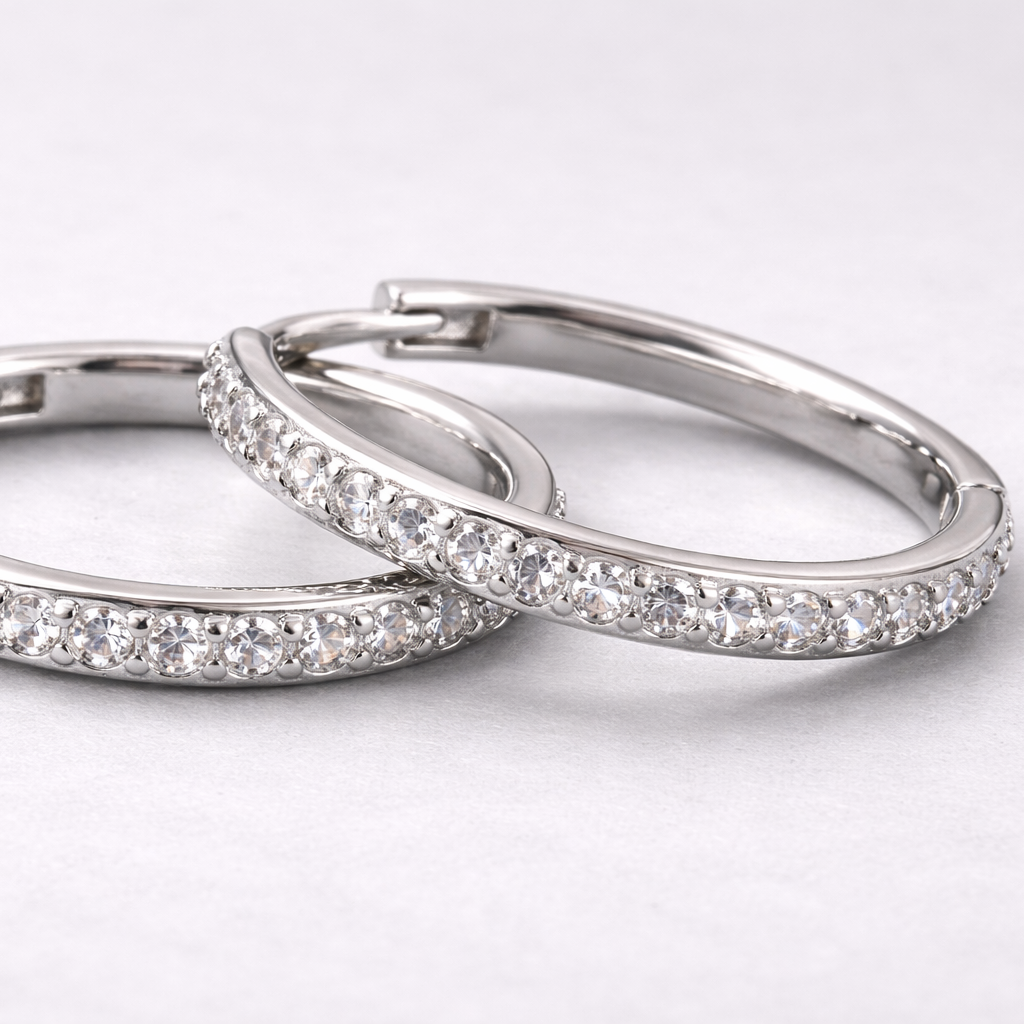 Sølv hoops med steiner på i god kvalitet.