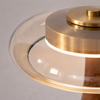 Detaljer av glasskjermen på lampen. 
