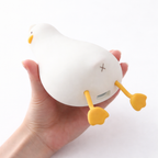 Andelampe i studio som ligger i en hånd.