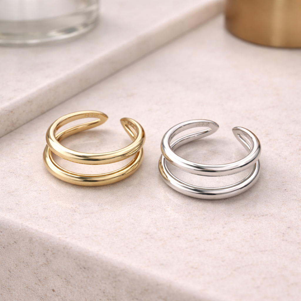 To fine ringer i gull og sølv. 