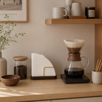 Kaffe filter i en tre kaffefilterholder i et moderne kjøkken.
