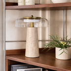 Lampe med steinstol og en glasskjerm i lyst glass.