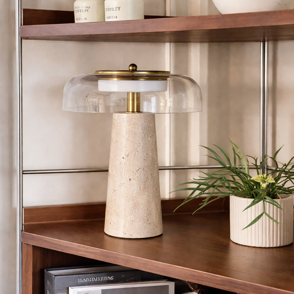 Lampe med steinstol og en glasskjerm i lyst glass.