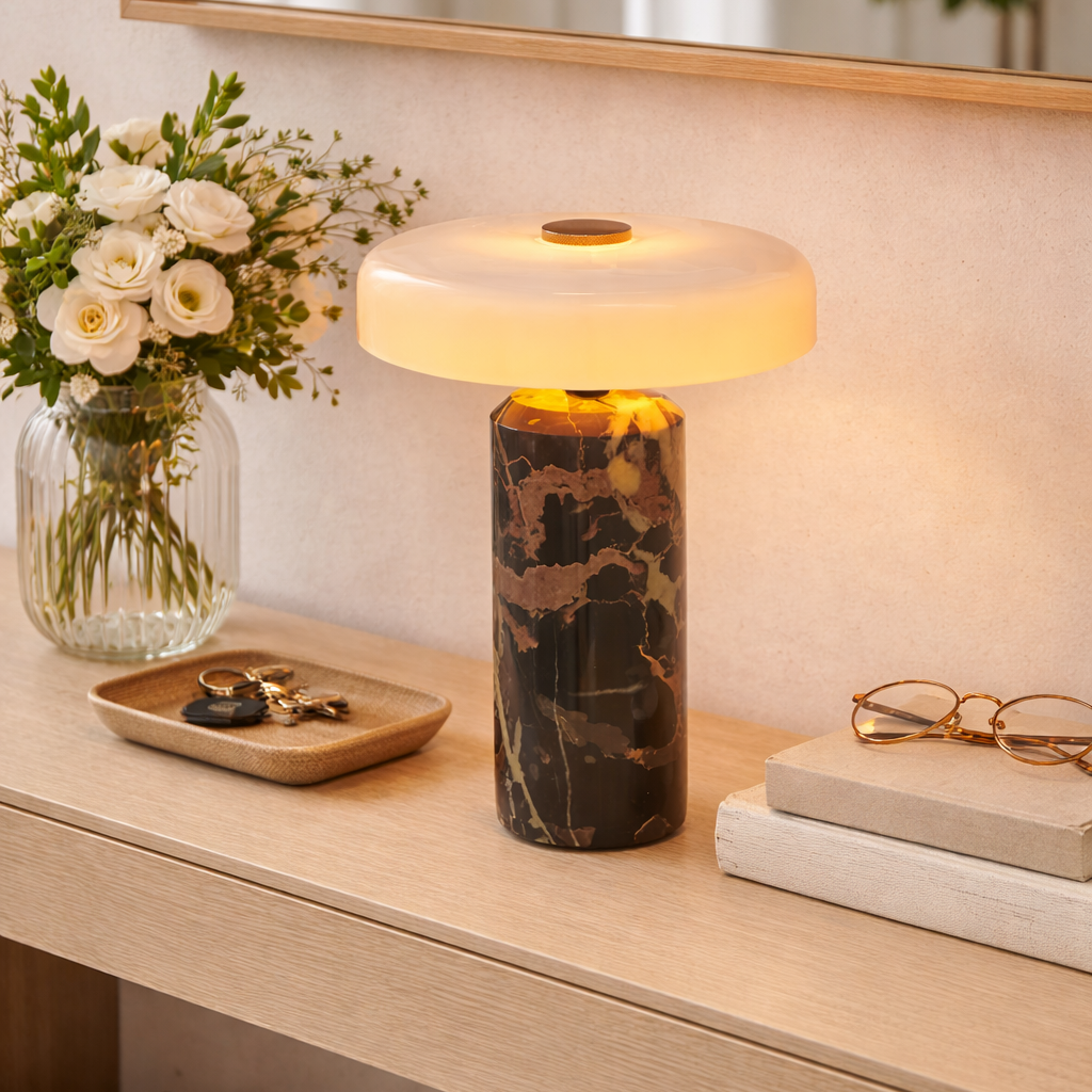 Lampe i marmo på en fin kommode