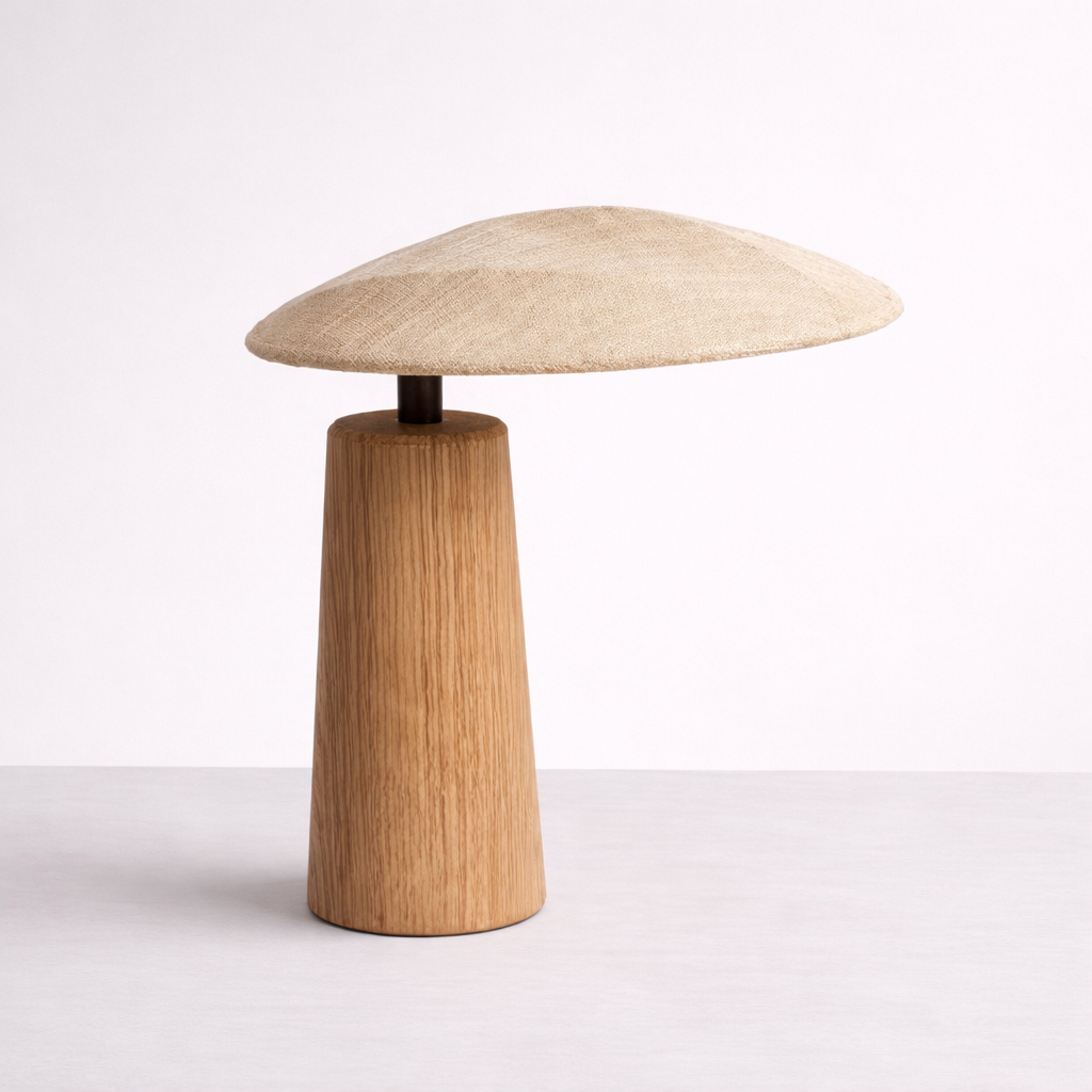 Lampe i tre med skygge over seg