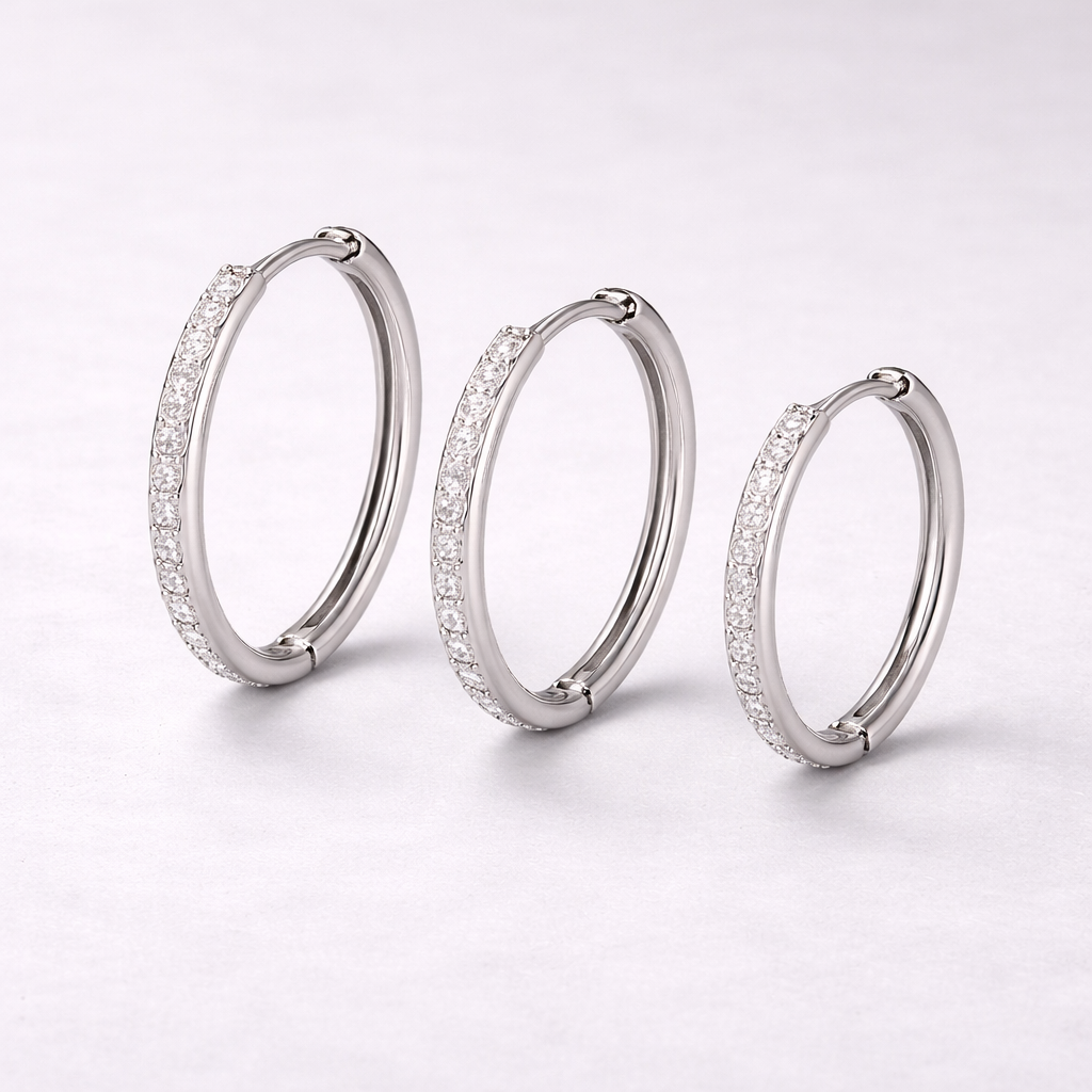 Sølv hoops i 3 forskjellige størrelser i et studio. 