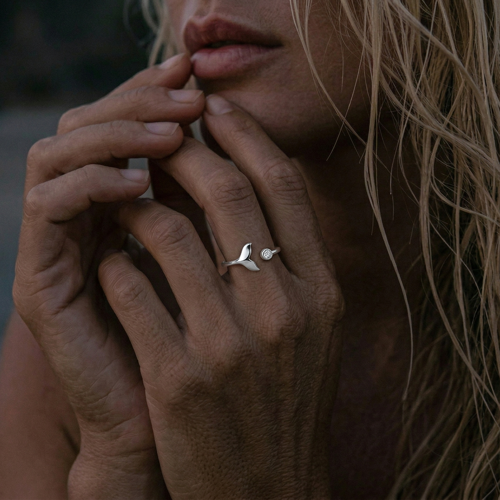 Sterling sølv ring på finger til modell. 