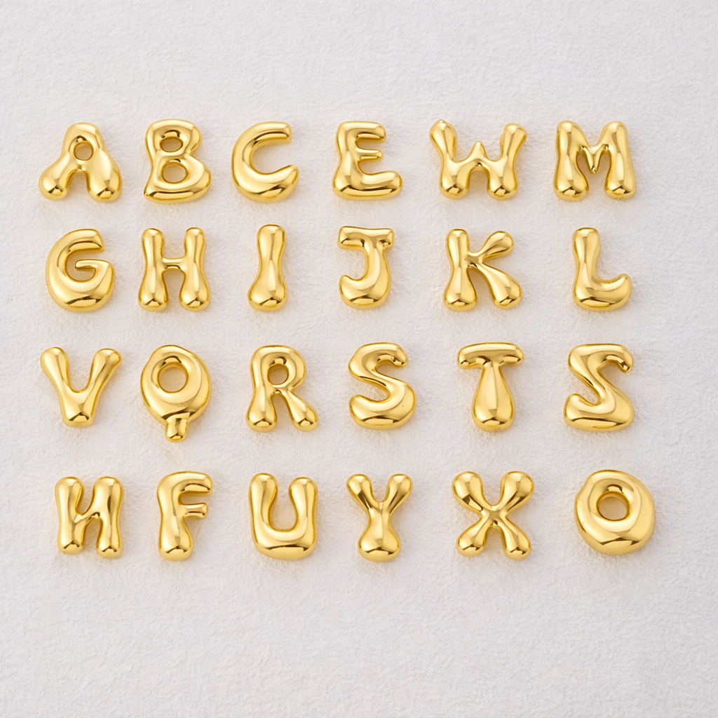 Bokstaver i gull i et studio. Smykkeannheng.