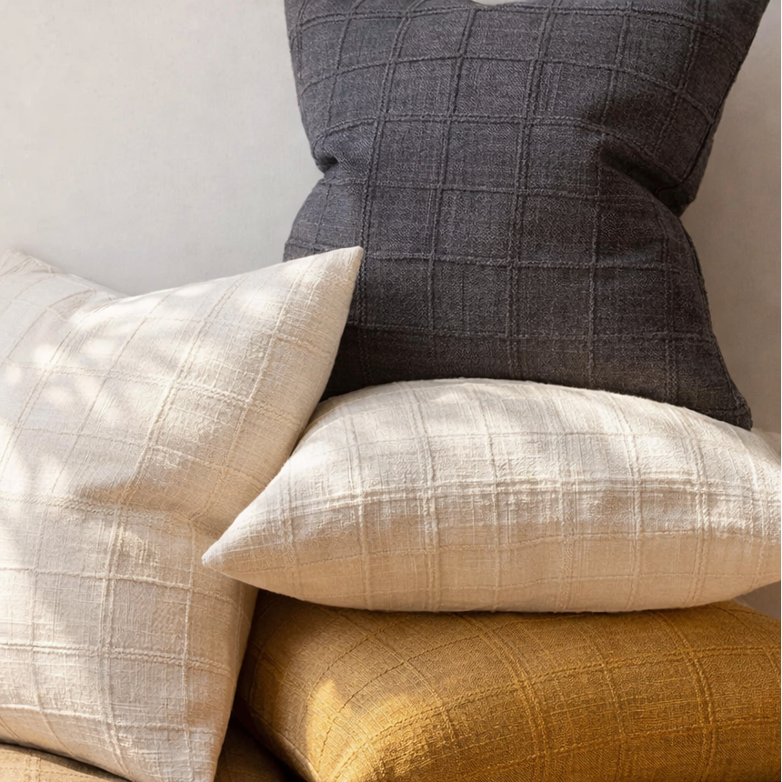 Ensfargede putetrekk med tekstur i forskjellige farger. 