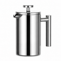 French press laget av stål  i et hvitt studio. 