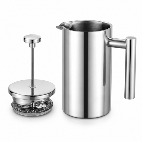 French press i stål i et hvitt studio. 