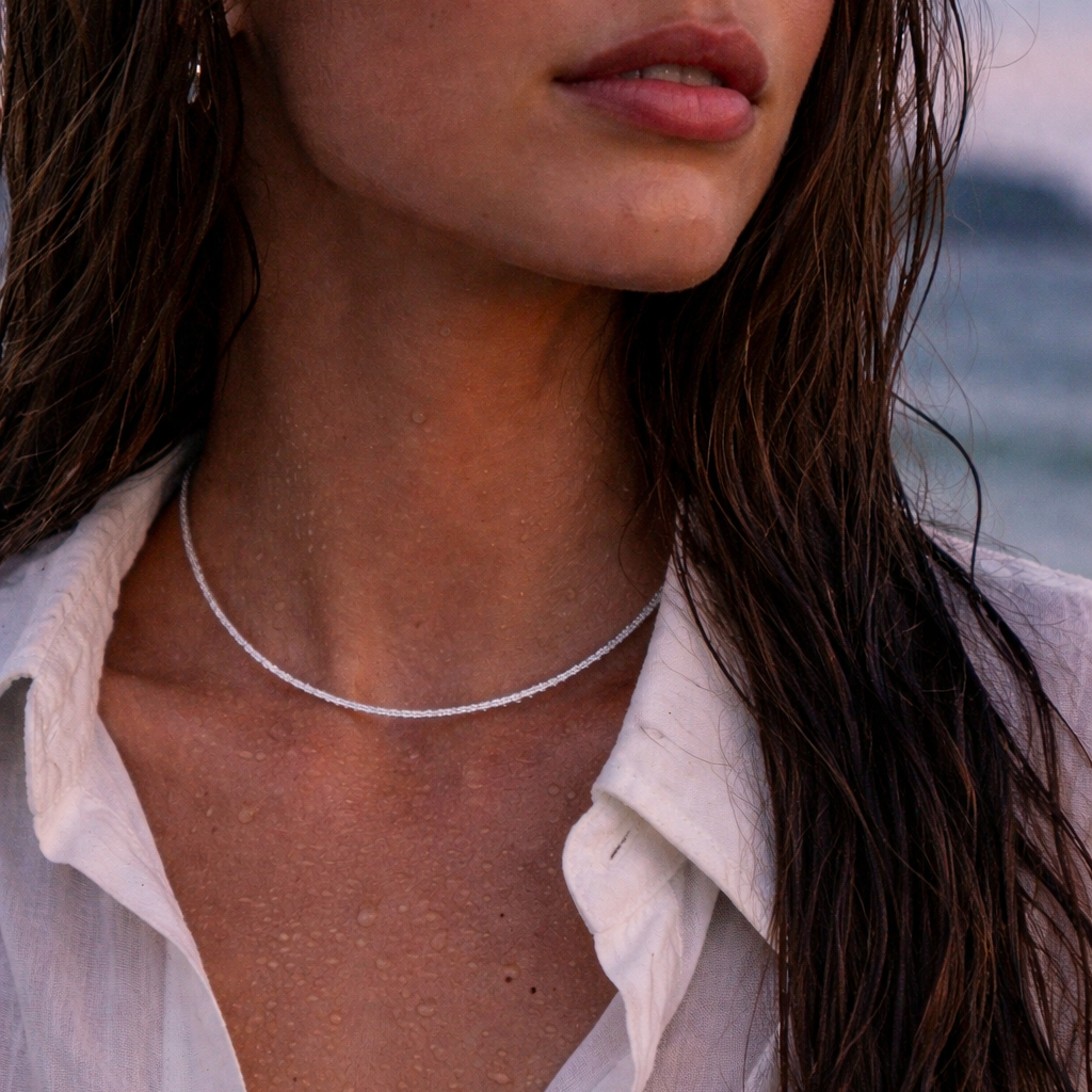 Jente på stranda med et fint sterling silver kjede.