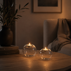 Ovale telysholdere i glass på et bord