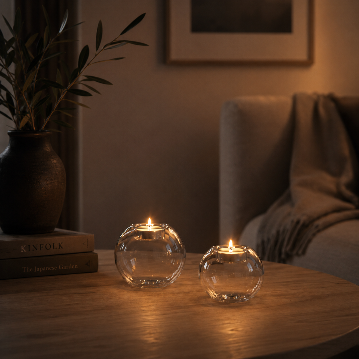 Ovale telysholdere i glass på et bord