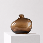 Unik glassvase med unik form i et hvitt studio.