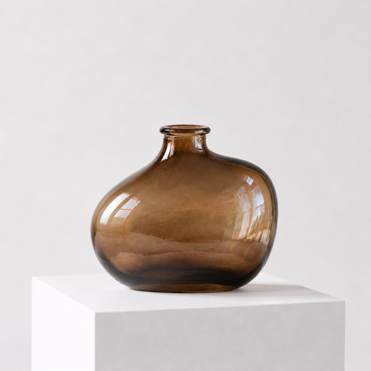Unik glassvase med unik form i et hvitt studio.