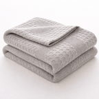 Lys grå bomullpledd i et nice studio. 